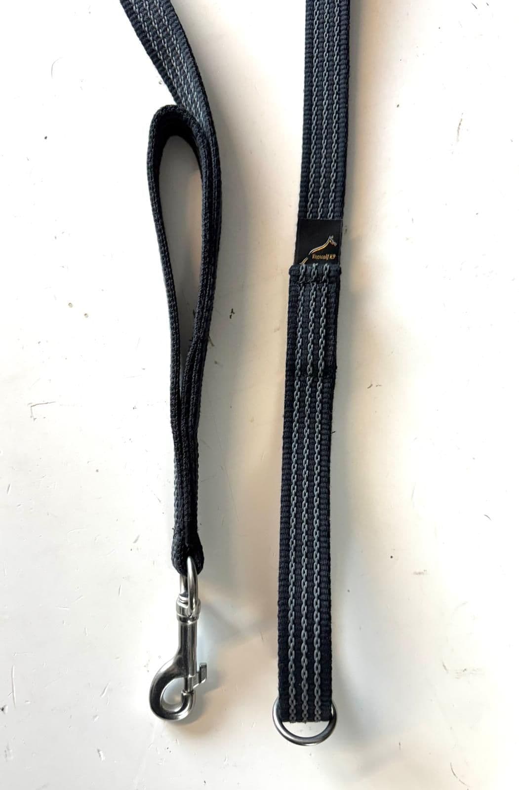 Rubberised Riot Lead with Stainless Steel Shark Clip and ring on handle.
